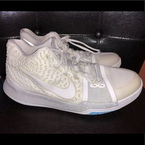 BOYS NIKE KYRIE 3 SNEAKERS 7Y